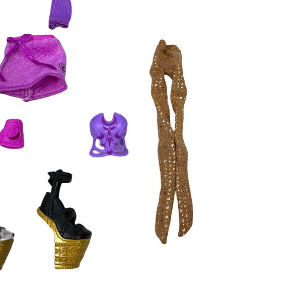 Mattel Monster High Skulltimate Secrets Clawdeen Locker Doll and Accessories - Picture 7 of 10